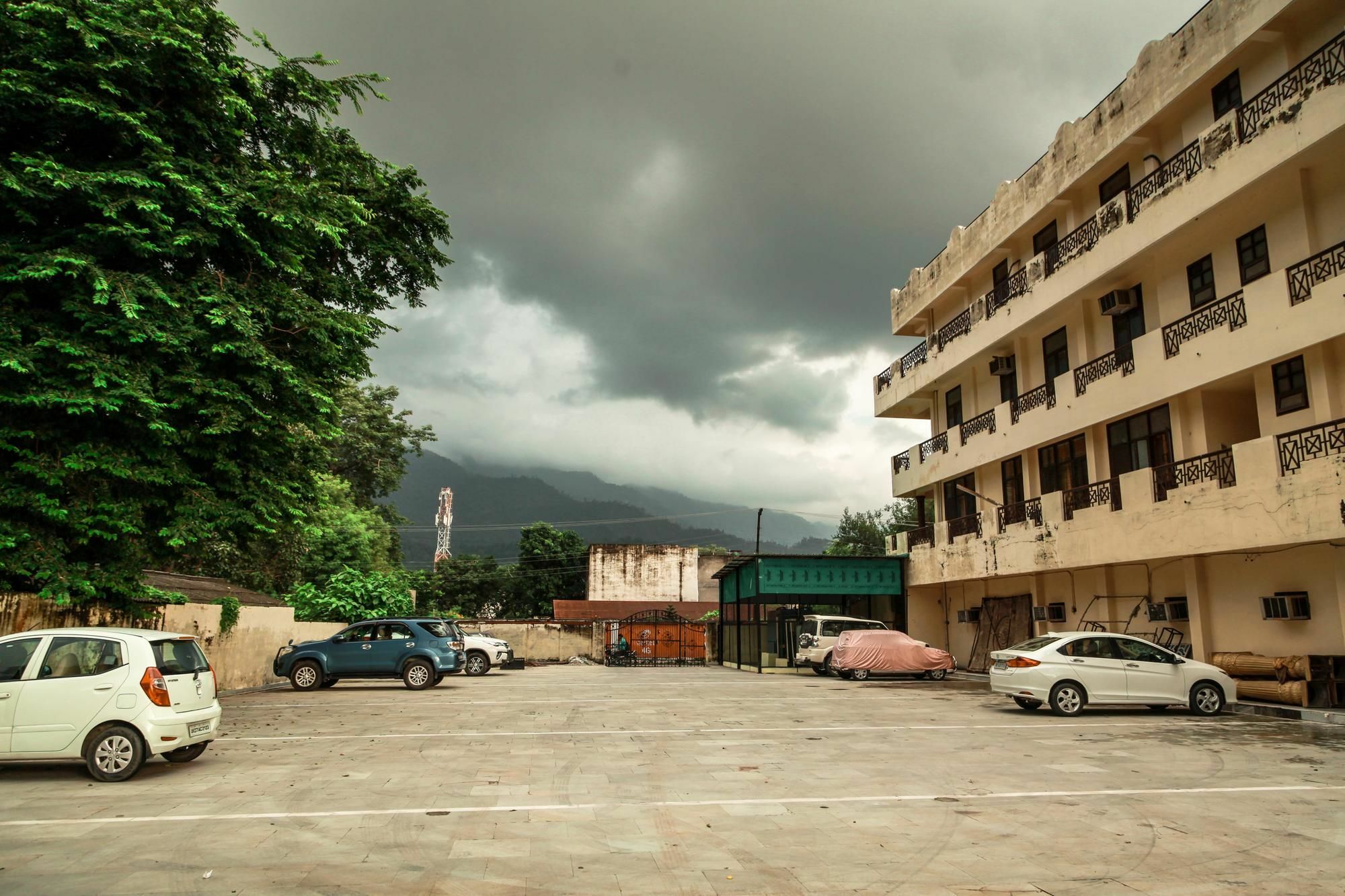 Hotel Neeraj Bhawan- Triveni Ghat Rishīkesh Eksteriør bilde